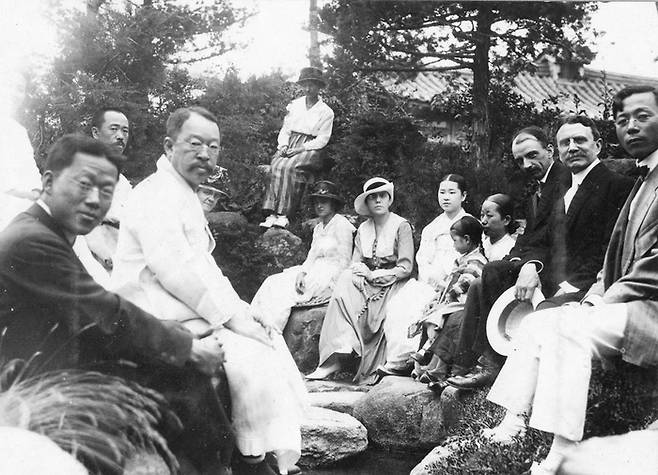 1916년 박영효(왼쪽 세번째 콧수염 기른 인물). 감리교 신자였던 박영효가 1916년, 조선을 방문한 허버트 웰치 주교를 위해 개최한 환영회 모습. 사진 속의 장소는 그의 집과 별장이 있던 ‘상춘원’(종로 숭인동)으로 추정된다. 박영효는 1884년 갑신정변에 실패하고 일본으로 망명했다가 1894년 청일전쟁이 발발하자 일본 정부의 주선으로 10년 만에 귀국했다. [서울역사박물관(미국 드류대학교 도서관 소장 연합감리교회 아카이브)]