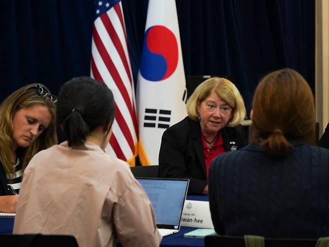 팸 멜로이 NASA 부국장이 16일 주한미국대사관에서 기자들과 만나 이야기하고 있다. /사진=주한미국대사관