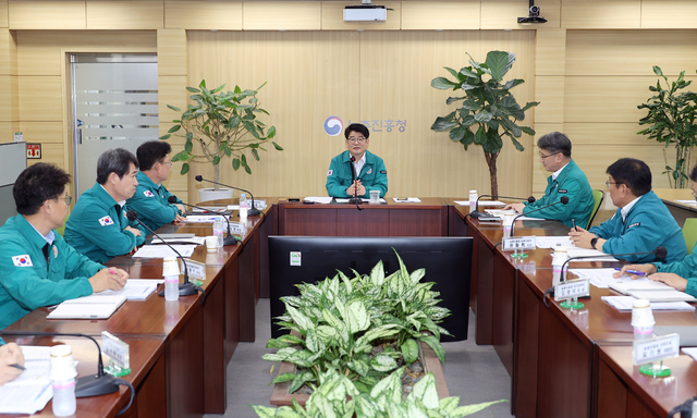 권재한 농촌진흥청장(가운데)은 16일 전북 전주 농진청 재해대책상황실에서 호우 피해 대처 상황 긴급 점검회의를 주재하고 기술 지원을 조속히 추진하라고 당부했다. 농진청