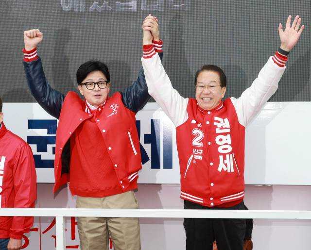 ▲지난 총선 당시 국민의힘 한동훈 비상대책위원장과 권영세 의원이 서울 용산구 용문시장 사거리에서 유세를 하고 있다. ⓒ연합뉴스