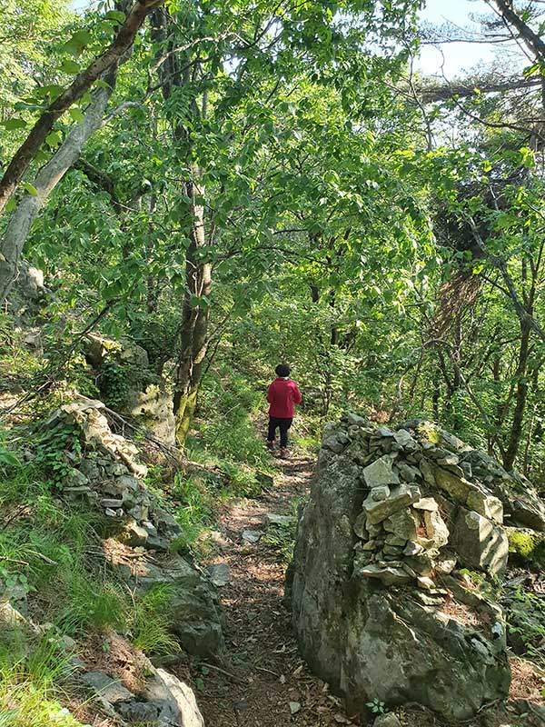 정상에서 내려가는 바위길.