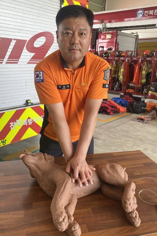 전북 완주소방서 백광일 119구조대장이 반려동물 심폐소생술(CPR) 시범을 보이고 있다. 완주=김동욱 기자