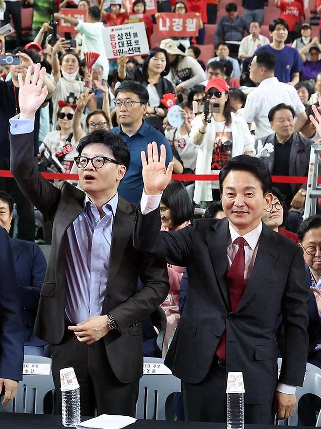 원희룡(오른쪽), 한동훈 국민의힘 당대표 후보가 15일 오후 충남 천안시 유관순체육관에서 열린 국민의힘 제4차 전당대회 대전·세종·충북·충남 합동연설회에서 인사를 하고 있다.천안=뉴시스