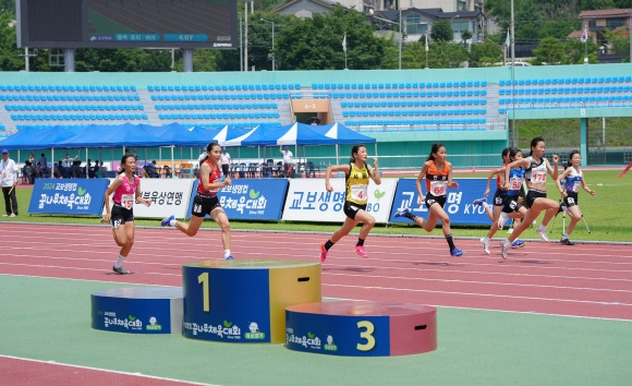 지난 13일 경북 예천스타디움 육상경기장에서 개막한 ‘교보생명컵 꿈나무체육대회’에서 유소년 육상 선수들이 힘차게 달리고 있다. 교보생명 제공