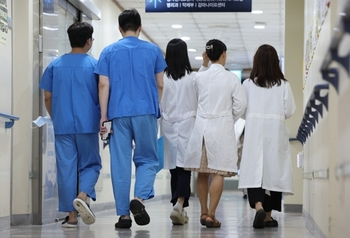 이동하는 의료진 - 정부가 제시한 전공의들의 사직 처리 마감 시한인 15일 서울 시내 한 대형병원에서 의료진이 이동하고 있다.  연합뉴스