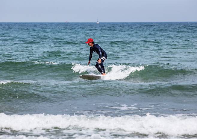 월포해수욕장은 7월 중순부터 8월 20일까지 개장한다. 해수욕객을 위해 해수욕과 해양 레저 스포츠 공간을 나누어 모두가 편하게 즐긴다. ⓒKTX매거진 신규철