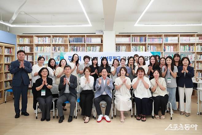 주광덕 남양주시장이 15일 화도읍 심석중학교를 방문해 학부모·학교 관계자들과 지역 교육 발전을 논하고 기념 촬영하고 있다. 사진제공ㅣ남양주시