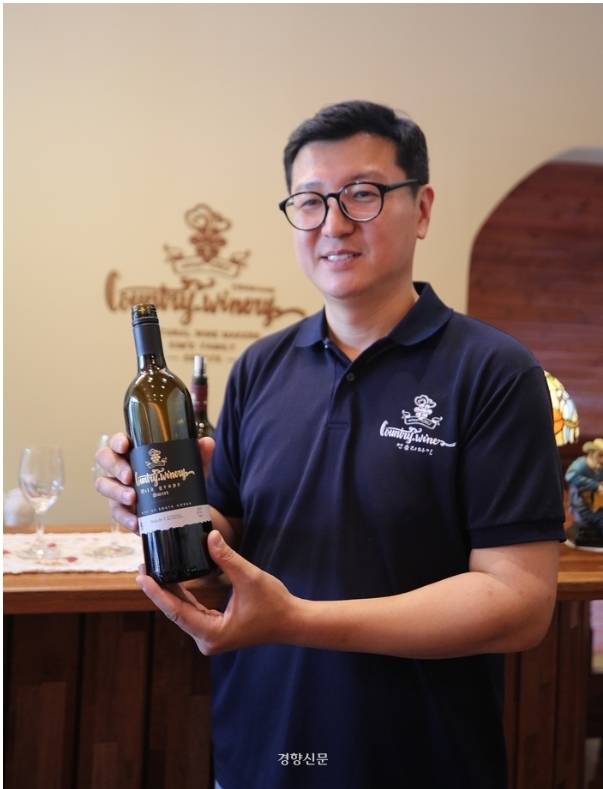 컨츄리 와이너리를 운영하는 김덕현 대표. 사진|이윤정 기자