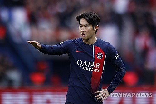 PSG(파리 생제르맹)이 이강인 영입을 원하는 클럽으로부터 거액의 이적료를 제안받았으나 이를 거절한 것으로 알려졌다. 익명의 프리미어리그(PL) 클럽이 이강인을 영입하기 위해 PSG에 한화 1000억이 넘는 제안을 건넸음에도 PSG가 이를 받아들이지 않은 것이다. 그러나 일각에서는 최근 PSG가 나폴리의 공격수 빅터 오시멘을 영입하기 위해 이강인을 협상 카드 중 하나로 포함시켰다는 보도를 두고 이번 소식이 흔히 말하는 언론 플레이일 수 있다는 추측도 나오는 중이다. 앞서 이탈리아 이적시장 전문가 잔루카 디 마르지오가 이를 보도한 바 있다. 사진 연합뉴스