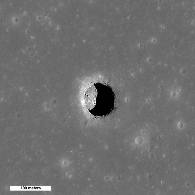 달 '고요의 바다'에 있는 구덩이 미항공우주국(NASA) 달정찰궤도선(LRO)이 촬영한 '고요의 바다'(Mare Tranquillitatis)에 있는 구덩이. 사진 폭 400ｍ, 위쪽이 북쪽. 이 연구와 직접 관련 없음. [NASA/Goddard/Arizona State University 제공. 재판매 및 DB 금지]