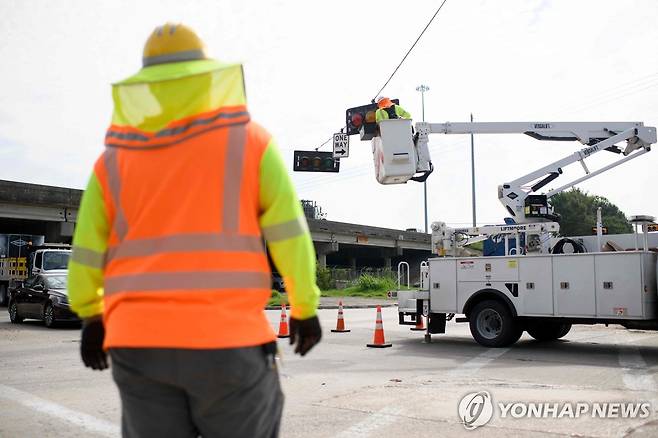 지난 11일(현지시간) 텍사스 휴스턴에서 전력 시설을 복구 중인 작업자들 [AFP 연합뉴스 자료사진. 재판매 및 DB 금지]