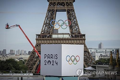 2024 파리올림픽 열흘 앞으로 (파리 AP=연합뉴스) 지난 14일(현지시간) 프랑스 파리 트로카데로 광장에서 보이는 에펠탑과 오륜기 모습. 2024.07.16.