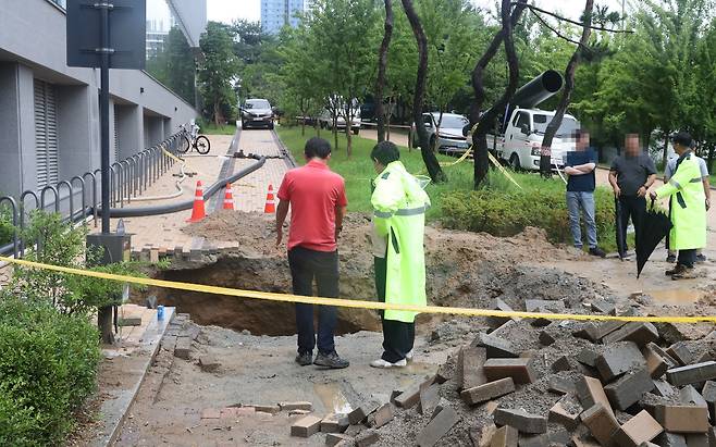 세종시 도심 아파트 인근 산책로 싱크홀 발생 [촬영 한종구 기자]