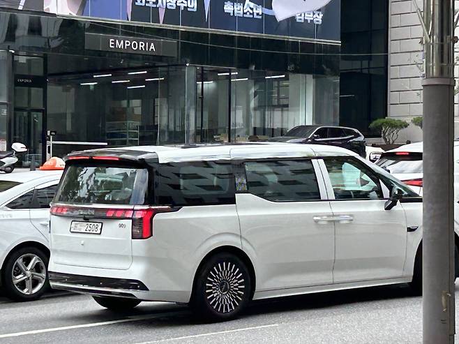 '지커의 대형 전기 MPV 009가 최근 서울시내에서 포착됐다.' 사진=독자제공