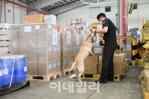 관세청 관계자가 마약 탐지견을 활용해 물품을 검사하고 있다. (사진=관세청 제공)