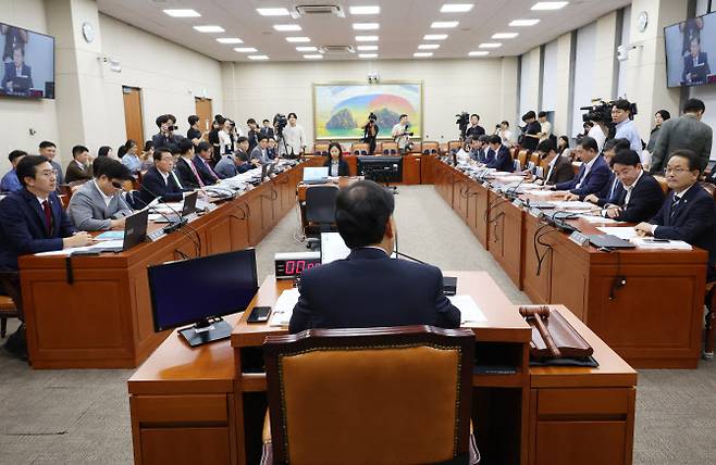 17일 국회에서 정무위원회 전체회의가 열리고 있다. (사진=연합뉴스)