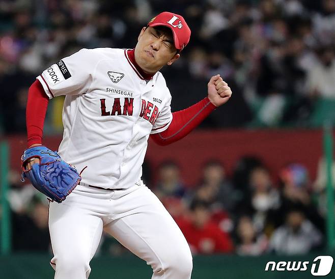 8일 오후 인천시 미추홀구 SSG 랜더스필드에서 열린 프로야구 '2022 신한은행 SOL KBO 포스트시즌' 한국시리즈 6차전 키움 히어로즈와 SSG 랜더스의 경기, SSG 두 번째 투수 김택형이 8회초 2사 키움 이정후를 삼진으로 잡아낸 후 포효하고 있다. 2022.11.8/뉴스1 ⓒ News1 김진환 기자