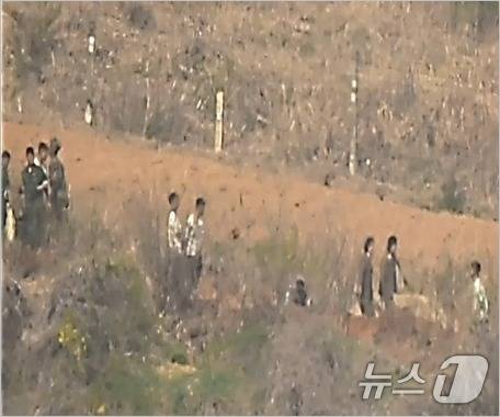 전선지역 작업 인력이 부족해 여군도 투입된 모습. (국방부 제공) 2024.7.17/뉴스1