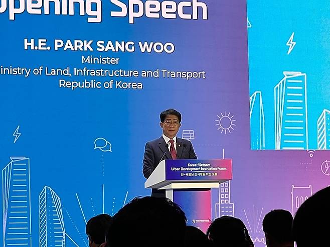 국토교통부가 베트남 하노이에서 개최한 ‘한국·베트남 도시개발 혁신포럼’에서 박상우 국토부 장관이 축사하고 있다. /베트남 공동 취재단 제공