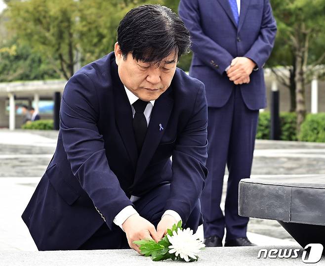 제22대 국회의원 선거 경기 안산갑에 출마해 당선된 양문석 더불어민주당 당선인이 11일 오전 경남 김해시 진영읍 봉하마을 고 노무현 전 대통령 묘역에서 헌화하고 있다. (봉하재단 제공) 2024.4.11/뉴스1 ⓒ News1 윤일지 기자