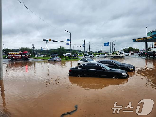 경기북부 지역에 호우경보가 내려진 17일 경기 고양시 일산동구 성석동 도로에 차량이 침수돼 있다. (경기북부소방재난본부 제공) 2024.7.17/뉴스1