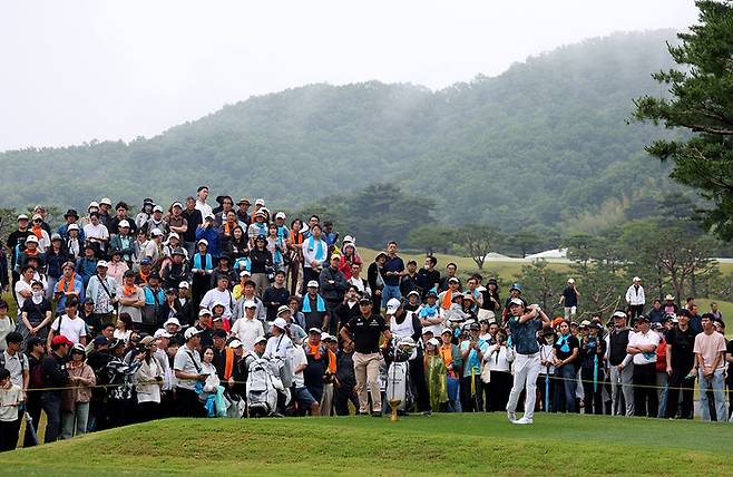 전가람(오른쪽)이 에이원CC에서 열린 KPGA 선수권대회 최종라운드에서 갤러리 앞에서 티샷하고 있다. 사진 | KPGA