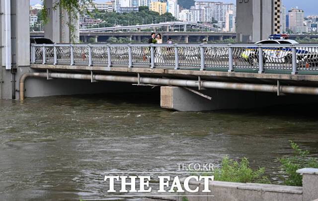 잠수교 불어난 한강 수위가 보이고 있다.
