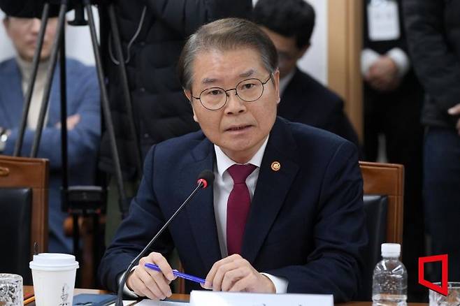 6일 서울 종로구 경사노위 대회의실에서 열린 대통령 소속 경제사회노동위원회(경사노위) 제13차 본위원회에서 이정식 고용노동부 장관이 인사말을 하고 있다. 사진=허영한 기자 younghan@