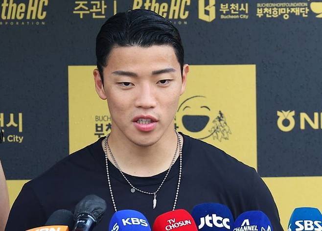 지난달 22일 오후 경기도 부천시청 잔디광장에서 열린 '2024 황희찬 풋볼 페스티벌'에서 취재진과 인터뷰 하고 있다. [이미지출처=연합뉴스]