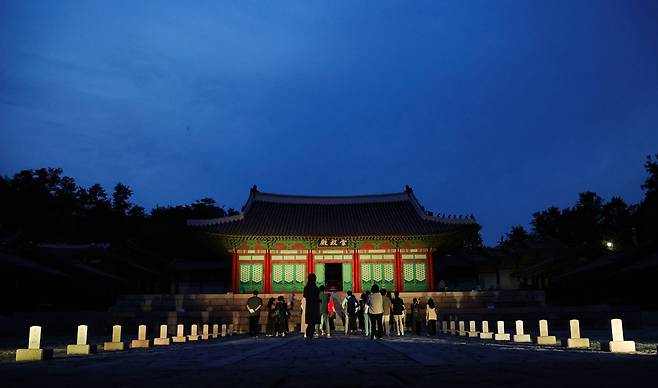 지난달 21일 오후 서울 종로구 경희궁에서 야행(夜行) 프로그램이 열리고 있다. /연합뉴스