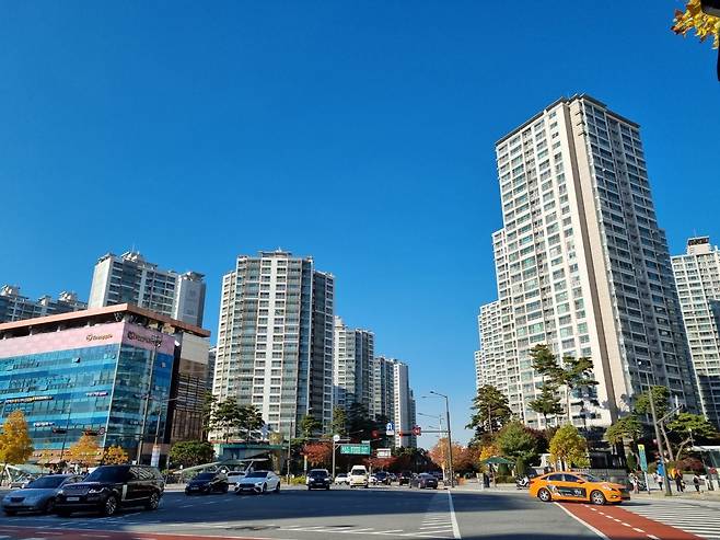 서울 송파구 잠실동 '엘리트' 단지의 모습. 잠실 엘스(왼쪽)와 잠실 리센츠 아파트. /김송이 기자