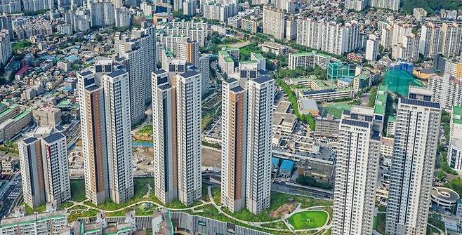 HDC현대산업개발은 17일 제로에너지건축물을 목표로 아이파크에 최적화할 수 있는 태양광 발전 기술개발을 추진하기 위해 한솔테크닉스와 업무협약을 체결했다.고척아이파크에는 옥상과 벽면에 태양광 패널이 설치되어 태양광 에너지를 활용하고 있다.ⓒHDC현대산업개발