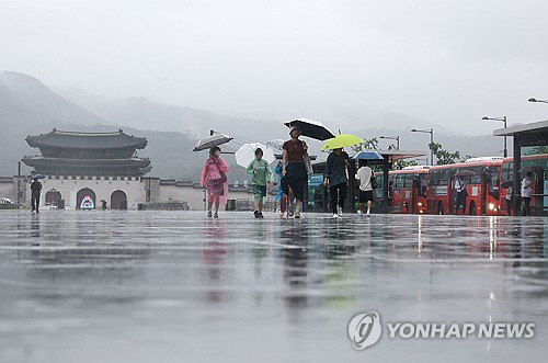 비 내리는 서울 광화문 광장. 연합뉴스