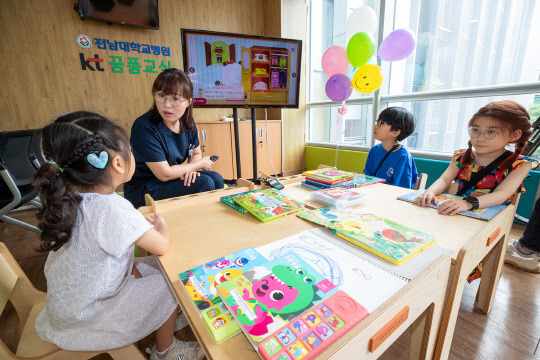 KT가 전남대학교병원, 사회복지공동모금회와 함께 전남대병원에 난청 아동을 위한 재활치료 공간인 'KT꿈품교실'을 열었다. 사진은 전남대병원 KT꿈품교실에 참여한 난청 아동들이 인지 능력 향상을 위한 수업을 받는 모습. KT 제공