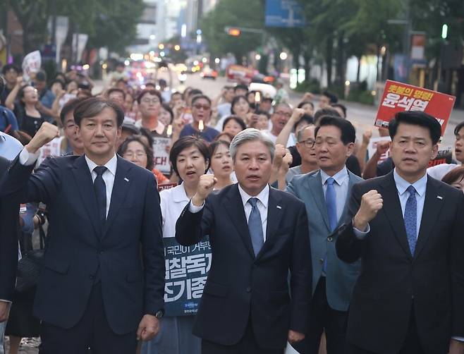 조국 전 조국혁신당 대표와 지도부가 13일 오후 광주 동구 금남로에서 열린 채해병 특검법 촉구 촛불집회에 참가해 구호를 외치고 있다. 조국혁신당 제공