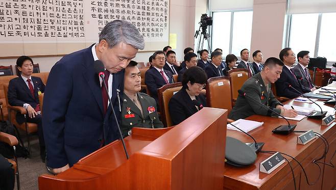 지난달 21일 오전 ‘순직 해병 진상규명 방해 및 사건은폐 등의 진상규명을 위한 특별검사 임명법\\\'(채상병특검법)에 대한 입법청문회가 진행되는 국회 법제사법위원회 전체회의에 이종섭 전 국방부 장관이 출석해 인사하고 있다. 연합뉴스