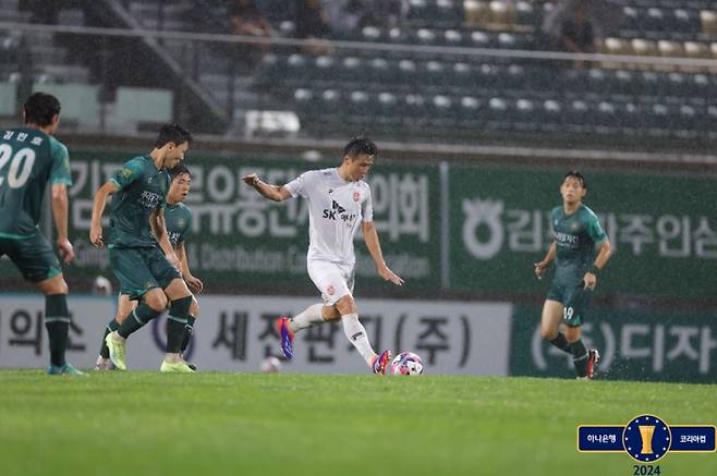 17일 김포솔터축구장에서 열린 김포와 제주의 2024 코리아컵 8강. 제주 구자철이 패스를 시도하고 있다. 사진=대한축구협회