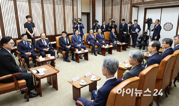 우원식 국회의장이 17일 국회에서 제헌절 행사에 앞서 한덕수 국무총리와 조희대 대법원장, 이종석 헌법재판소장, 노태악 중앙선거관리위원장, 최재해 감사원장 등 4부 요인과 여야 지도부 등 의원들과 환담하고 있다. [사진=국회사진취재단]