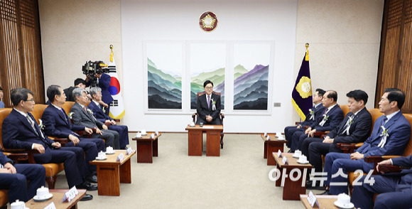 우원식 국회의장이 17일 국회에서 제헌절 행사에 앞서 한덕수 국무총리와 조희대 대법원장, 이종석 헌법재판소장, 노태악 중앙선거관리위원장, 최재해 감사원장 등 4부 요인과 여야 지도부 등 의원들과 환담하고 있다. [사진=국회사진취재단]