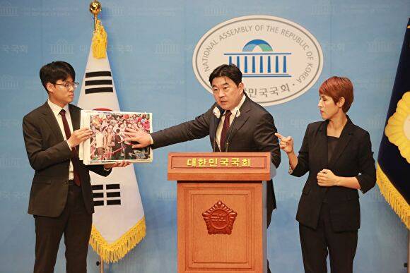 원희룡 캠프 법률지원단장이 17일 국회 소통관에서 전당대회 폭력사태 관련 기자회견을 갖고 있다. [사진=원희룡 원팀캠프]