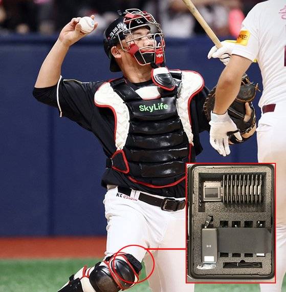 투수와 포수의 사인 교환을 돕는 피치컴이 16일부터 KBO리그에서 시범 운영됐다. 이날 고척 키움전에서 무릎 보호대 위로 피치컴 송신기를 착용한 KT 포수 장성우. [사진 KT 위즈]