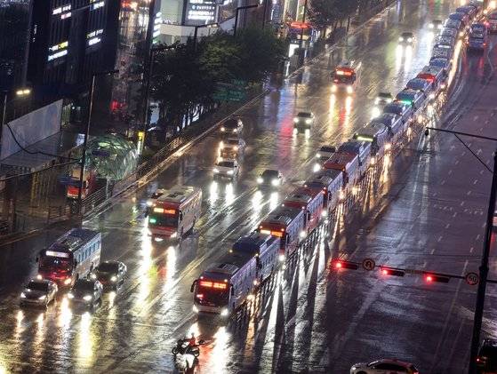 중앙버스전용차로를 이용하는 버스가 늘어나면서 평균 운행속도가 크게 떨어졌다. 사진은 서울 강남역 사거리에서 버스들이 마치 하나의 열차처럼 바싹 붙어 길게 늘어선 모습. [연합뉴스]