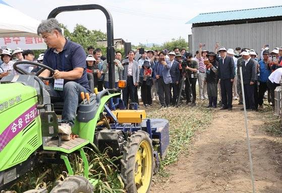지난 5월 29일 경북 영천시 금호읍 한 마늘밭에서 열린 '마늘 수확기' 연시회 모습. [사진 농촌진흥청]
