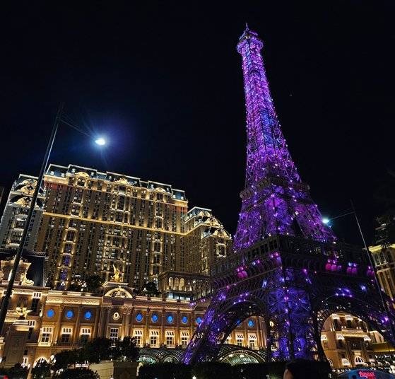 복합 리조트 샌즈 계열 호텔인 파리지앵 마카오는 프랑스 파리를 모티브로 지어졌다. 호텔 앞에 있는 에펠탑 모형은 실제 에펠탑 크기의 절반으로, 전세계에서 가장 큰 모형이다.