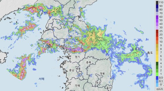 17일 오전 9시 30분 기상청 레이더에 잡힌 강수대 모습. 시간 당 30~69㎜ 비를 쏟아내는 보라색 영역이 띠 형태로 서울 북쪽을 관통하고 있다. 사진 기상청