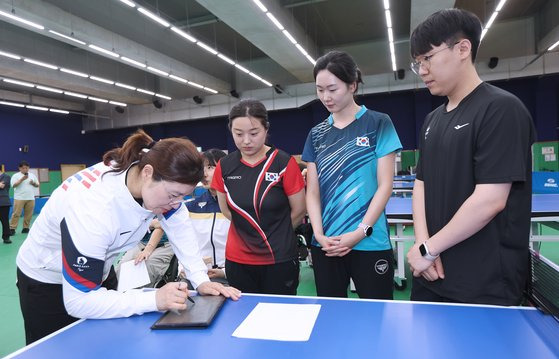 17일 이천 선수촌을 방문해 파리패럴림픽 선수단을 격려한 장미란 문화체육관광부 제2차관. 사진 대한장애인체육회