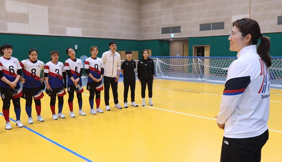 17일 이천 선수촌을 방문해 파리패럴림픽 선수단을 격려한 장미란 문화체육관광부 제2차관. 사진 대한장애인체육회