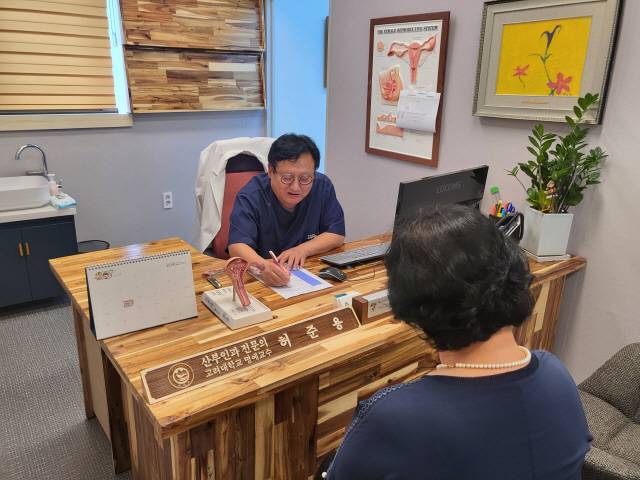 ▲ 허준용 인제군보건소장이 여성의학과에 내원한 환자를 진찰하고 있다.