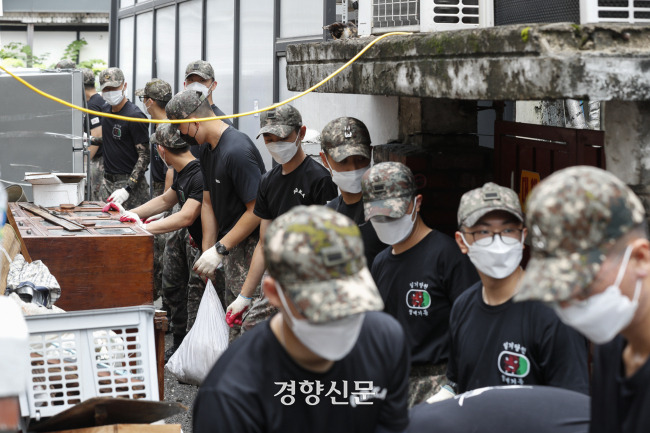 2022년 8월 서울 동작구 상도동 일대 주택가에서 육군이 폭우로 인해 피해를 입은 주민들을 돕고 있다. 문재원 기자