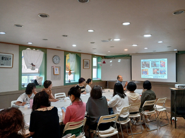 부산대 약학대학 정해영 석학교수가 부산 연제구 노인교구지도사들을 대상으로 노화를 더 늦출 수 있는 방법에 대해 강연하고 있다.